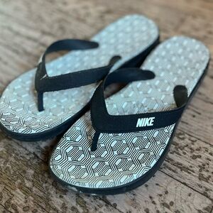 Nike black & white flip flops